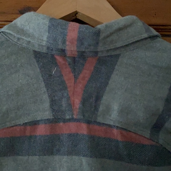 Levi’s cotton flannel button up shirt - standard fit. Size small petite. - Picture 5 of 7